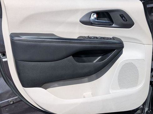 Certified 2023 Chrysler Pacifica Touring-L FWD image 14
