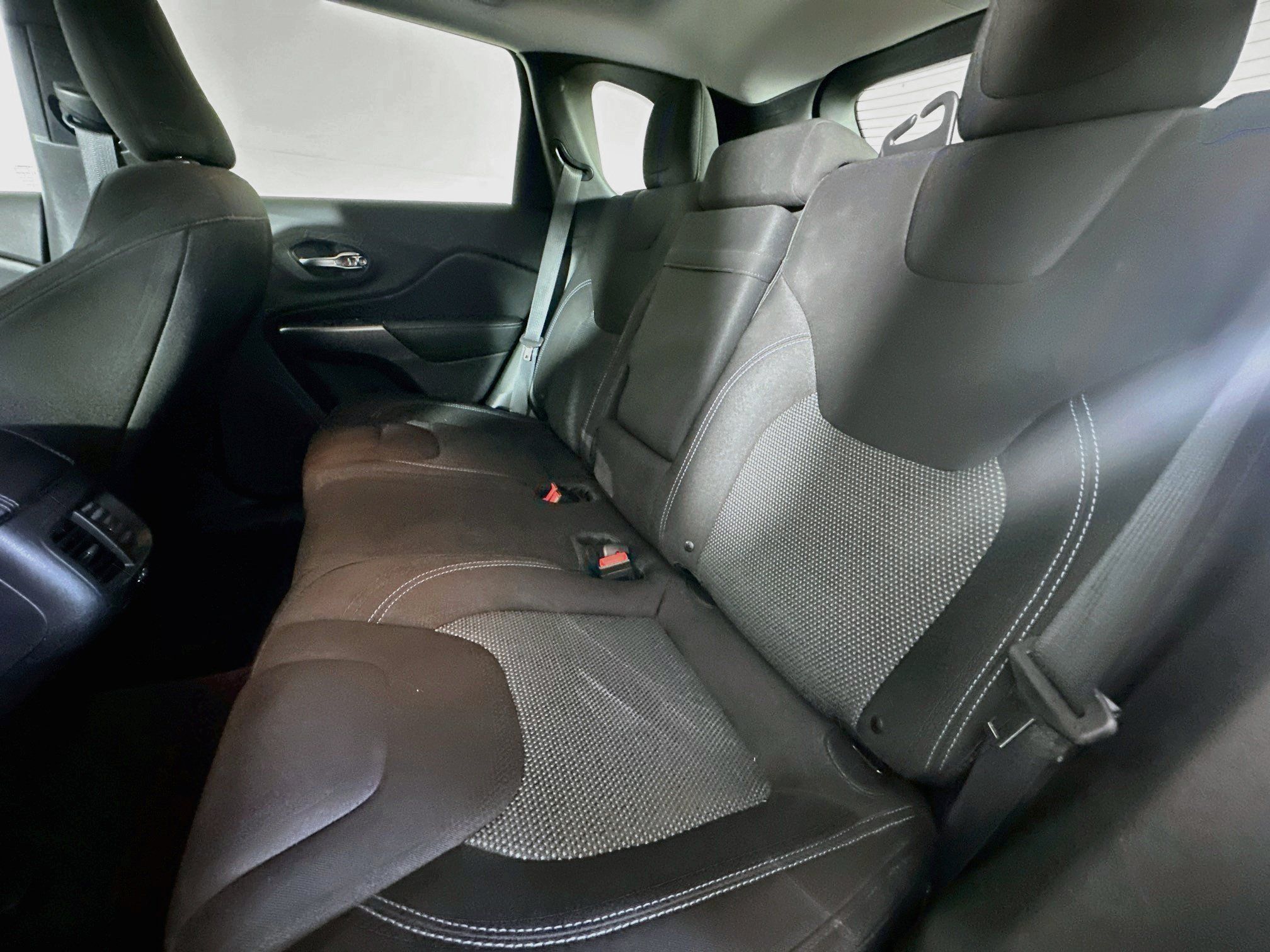 Used 2019 Jeep Cherokee Latitude w/ Popular Appearance Group FWD image 25