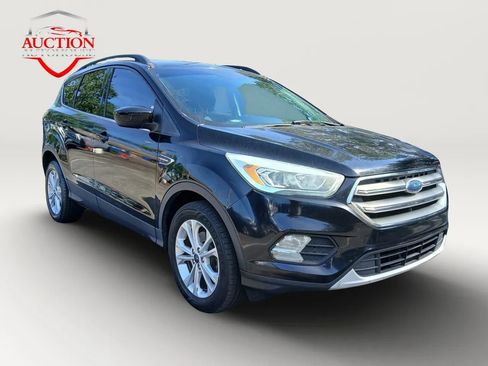 Used 2017 Ford Escape SE w/ Equipment Group 201A FWD image 3
