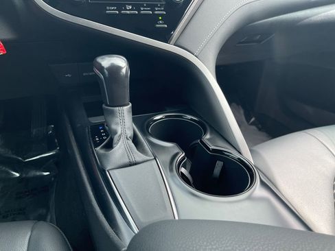 Used 2020 Toyota Camry SE FWD image 11