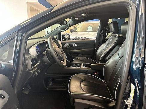 Used 2025 Chrysler Pacifica Limited FWD image 9
