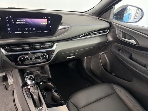 Used 2025 Buick Envista Sport Touring w/ Convenience I Package FWD image 11