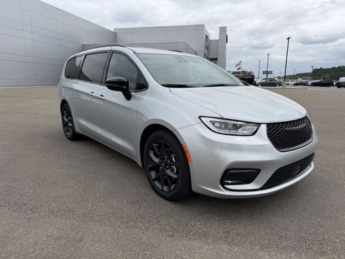 New 2026 Chrysler Pacifica Limited w/ S Appearance Package FWD image 3