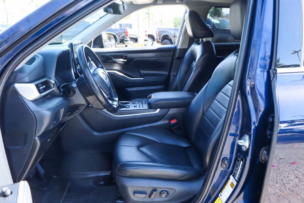 Used 2022 Toyota Highlander XLE AWD/4WD image 18