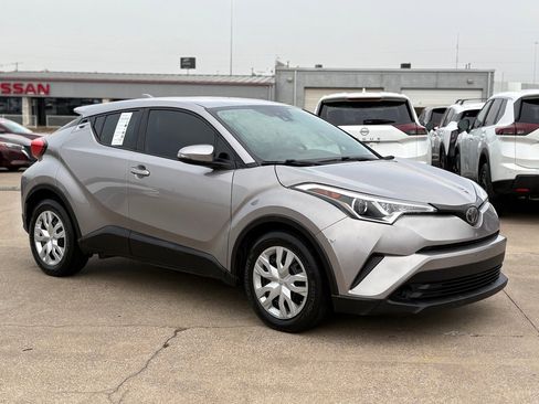Used 2019 Toyota C-HR XLE image 5