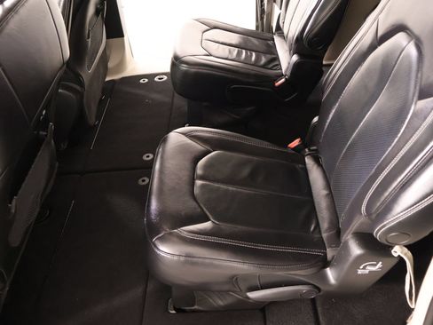 Used 2022 Chrysler Pacifica Touring-L FWD image 11