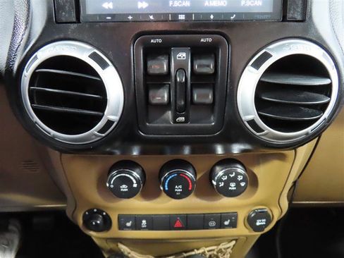 Used 2012 Jeep Wrangler Unlimited Sahara w/ Connectivity Group AWD/4WD image 57