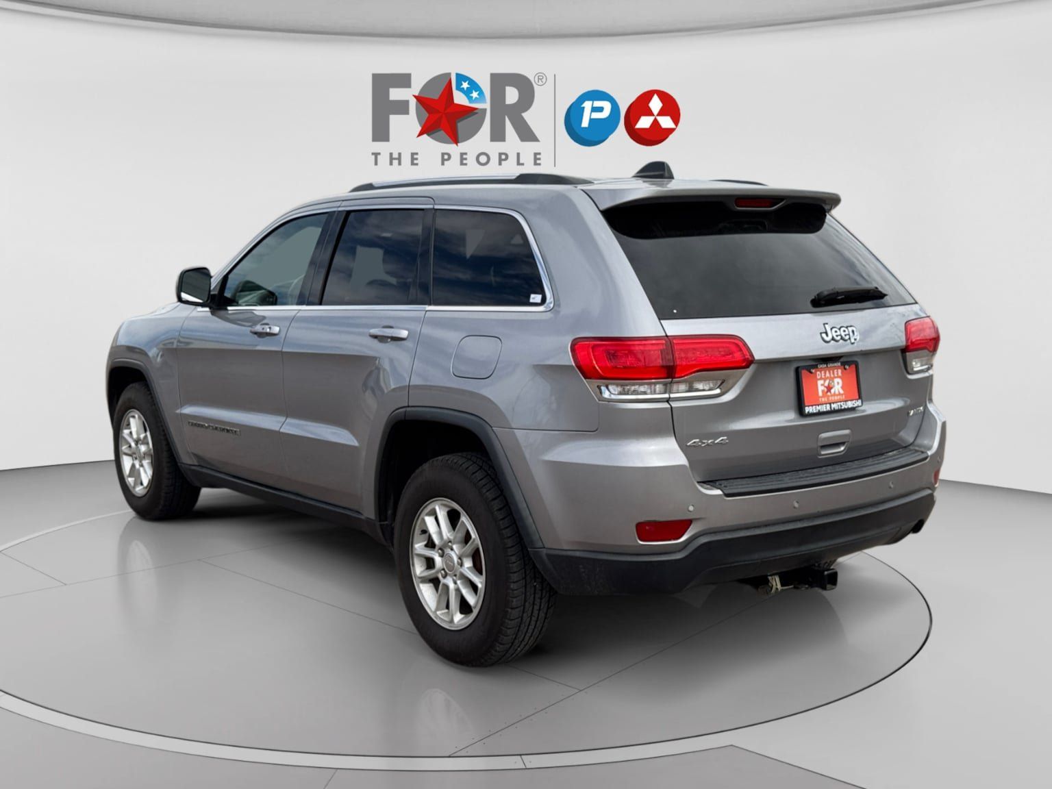 Used 2019 Jeep Grand Cherokee Laredo AWD/4WD image 3