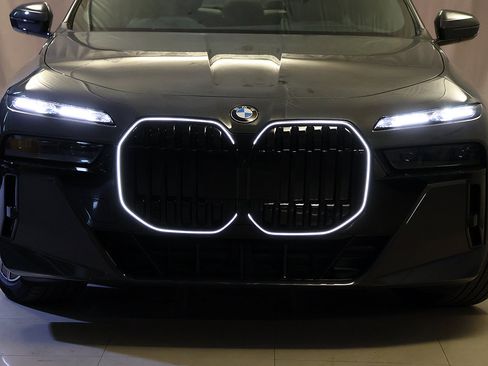 Used 2026 BMW 760i xDrive w/ Executive Package AWD/4WD image 6