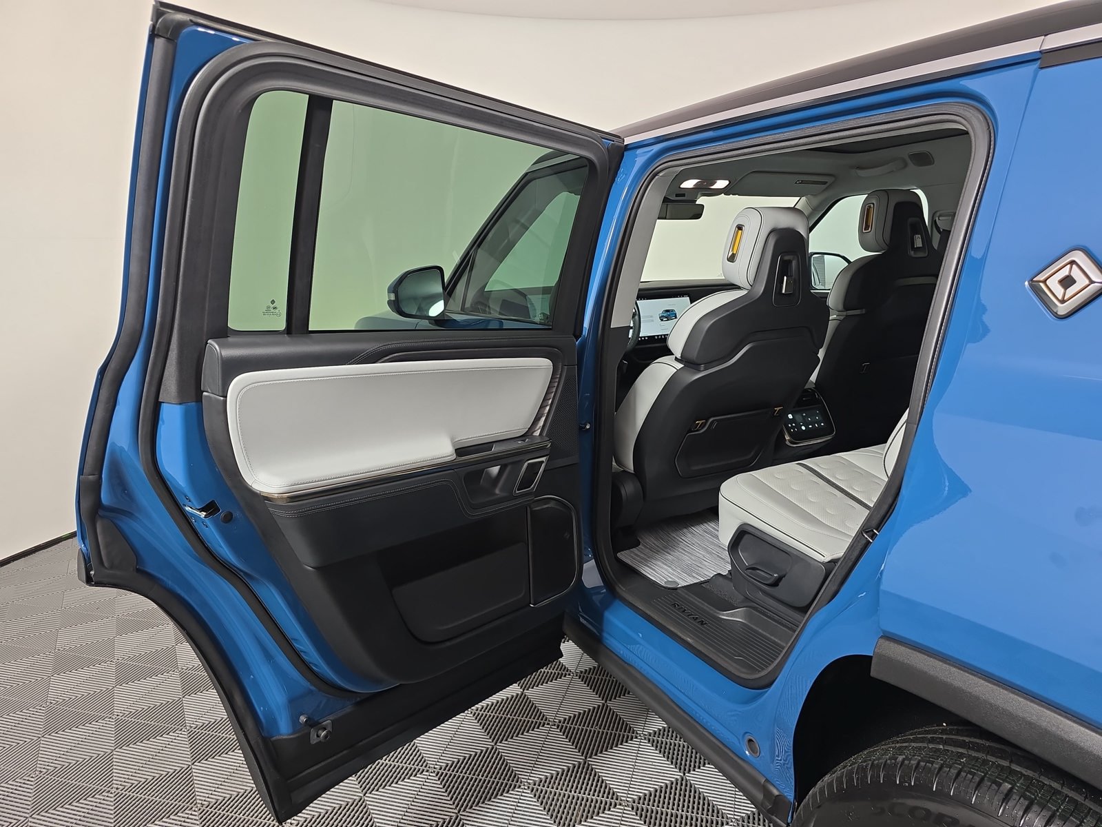 Used 2023 Rivian R1S Launch Edition Quad AWD/4WD image 17