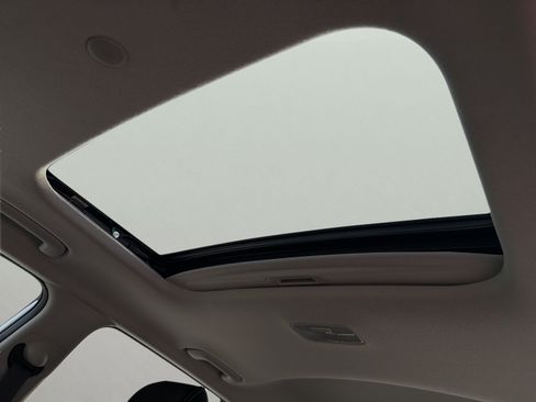 Used 2025 Hyundai Venue SEL FWD image 11