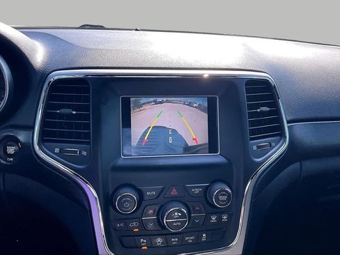 Used 2018 Jeep Grand Cherokee Laredo RWD image 27