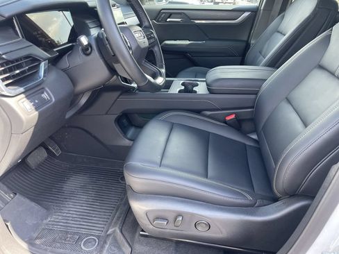 Used 2025 GMC Acadia Elevation w/ Elevation Premium Package FWD image 9