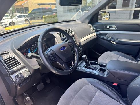 Used 2017 Ford Explorer XLT w/ Equipment Group 202A FWD image 13