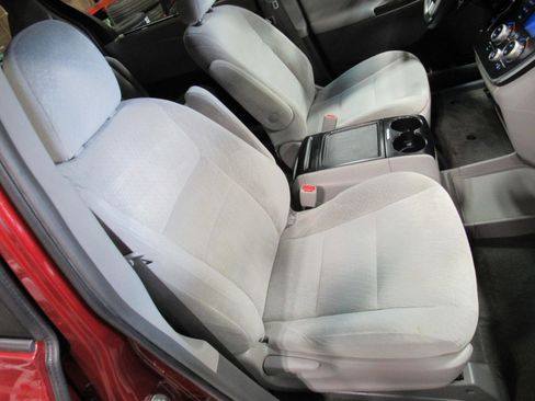 Used 2016 Toyota Sienna LE image 32