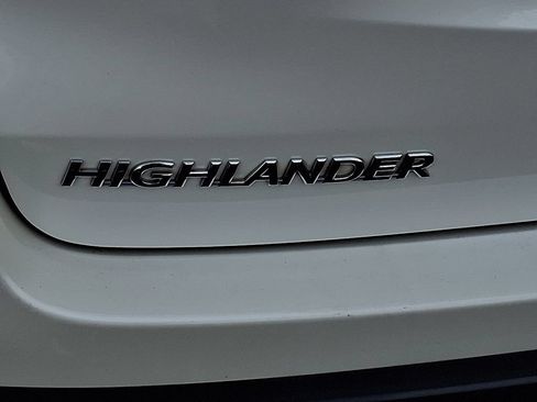 Used 2017 Toyota Highlander Plus AWD/4WD image 30