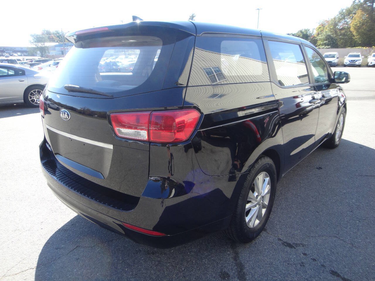 Used 2017 Kia Sedona L FWD image 4