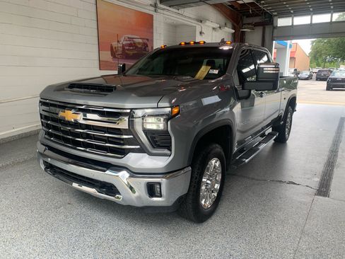 Used 2025 Chevrolet Silverado 2500 LTZ w/ LTZ Convenience Package AWD/4WD image 4