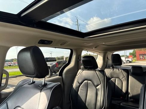 Used 2023 Chrysler Pacifica Limited FWD image 29