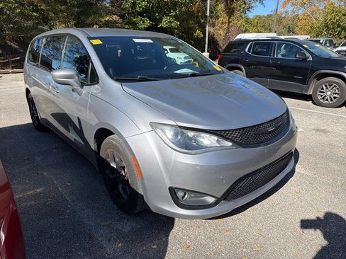 Used 2019 Chrysler Pacifica Touring Plus w/ S Appearance Package image 2