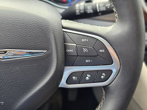 Used 2024 Chrysler Pacifica Limited FWD image 18