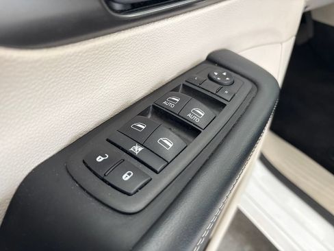 Used 2024 Chrysler Pacifica Touring-L FWD image 15