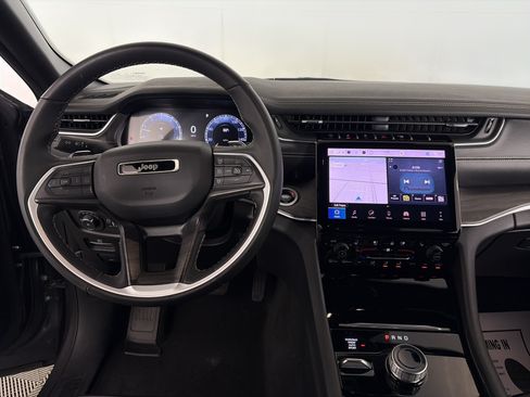 Used 2025 Jeep Grand Cherokee Limited w/ Luxury Tech Group II AWD/4WD image 3