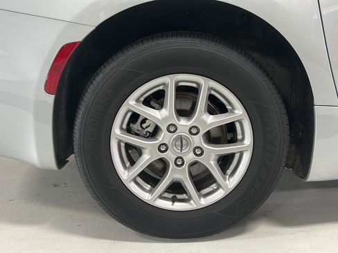 Used 2024 Chrysler Pacifica Touring-L image 25