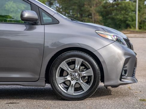 Used 2018 Toyota Sienna SE image 5