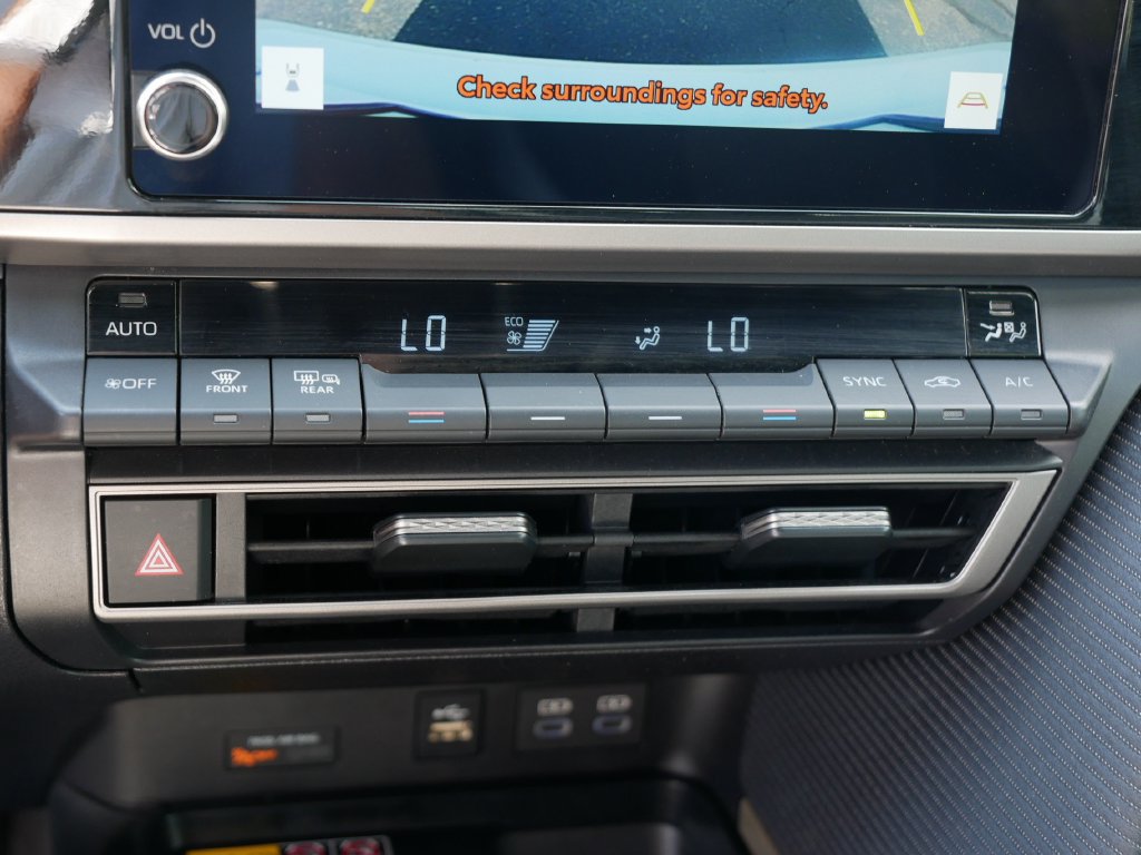 Used 2025 Toyota Camry SE FWD image 19
