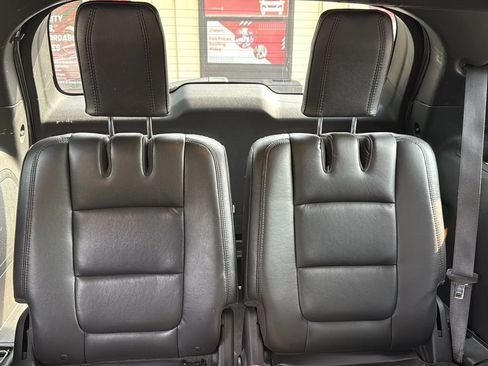 Used 2014 Ford Explorer XLT w/ Equipment Group 202A AWD/4WD image 31