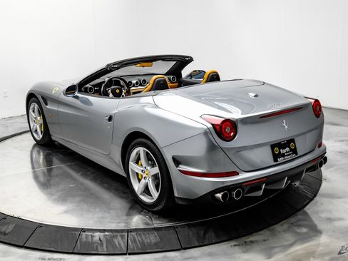 Used 2016 Ferrari California T image 11