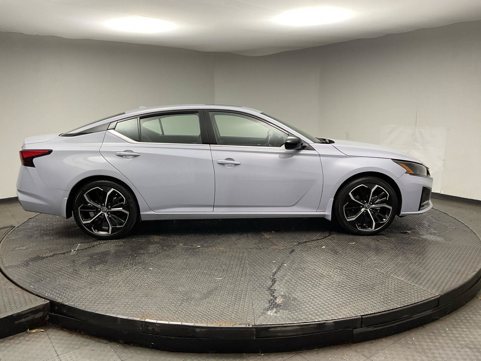 Used 2024 Nissan Altima 2.5 SR w/ SR Premium Package FWD image 8