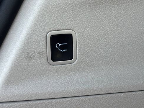 Used 2021 Chrysler Pacifica Touring-L FWD image 6