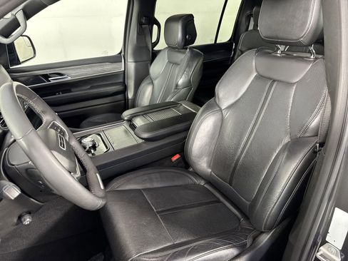 Used 2024 Jeep Wagoneer Series II w/ Flexible Seating Group image 18