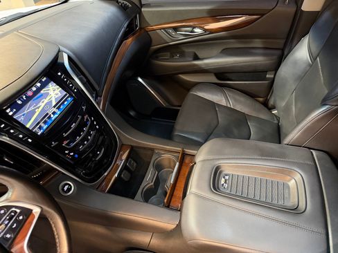 Used 2018 Cadillac Escalade Luxury RWD image 32