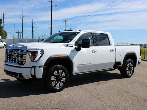 Used 2024 GMC Sierra 2500 Denali w/ Denali Reserve Package AWD/4WD image 2