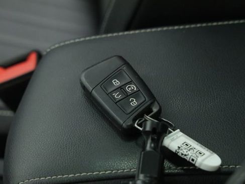 Certified 2022 Volkswagen Tiguan SE image 41