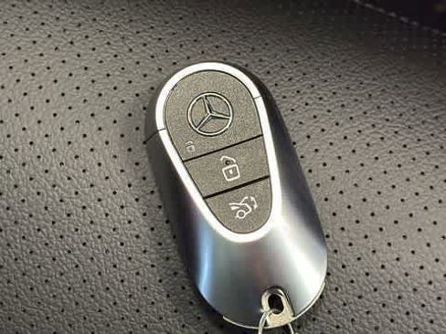 Used 2025 Mercedes-Benz GLC 350e 4MATIC image 37