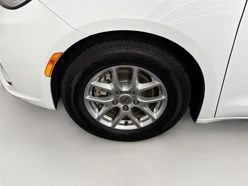 Used 2023 Chrysler Pacifica Touring-L FWD image 24