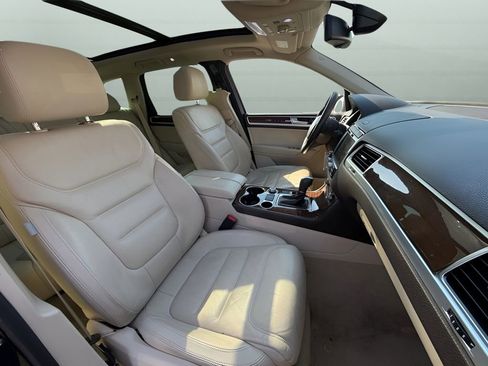 Used 2015 Volkswagen Touareg Lux image 17