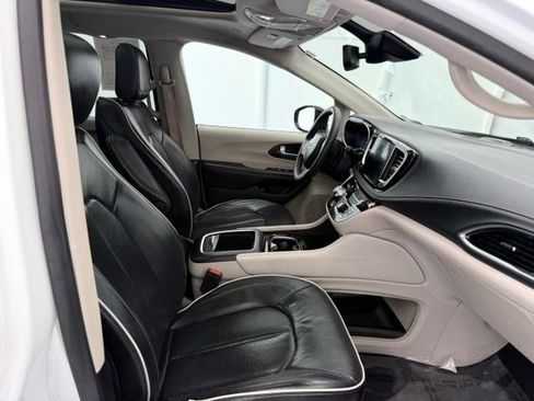 Used 2023 Chrysler Pacifica Limited FWD image 23