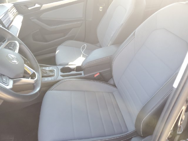 Certified 2025 Volkswagen Jetta SE FWD image 16