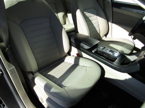 Used 2019 Ford Fusion SE image 8