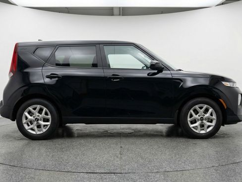 Used 2025 Kia Soul LX w/ LX Technology Package FWD image 11