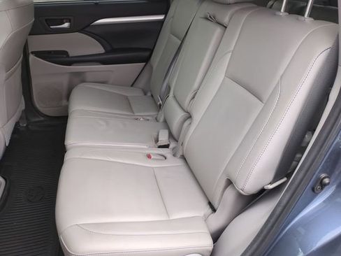 Used 2018 Toyota Highlander XLE AWD/4WD image 25