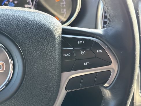 Used 2018 Jeep Grand Cherokee Laredo image 18