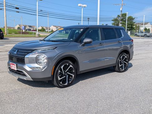 Used 2023 Mitsubishi Outlander SE image 2