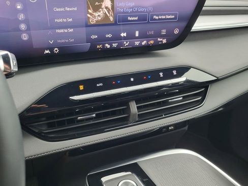 Certified 2025 Buick Enclave Preferred FWD image 28