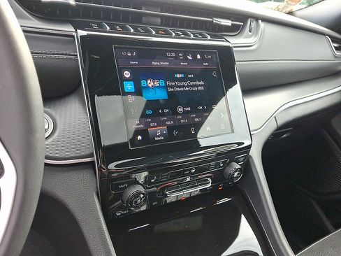 Certified 2025 Jeep Grand Cherokee L Altitude AWD/4WD image 14